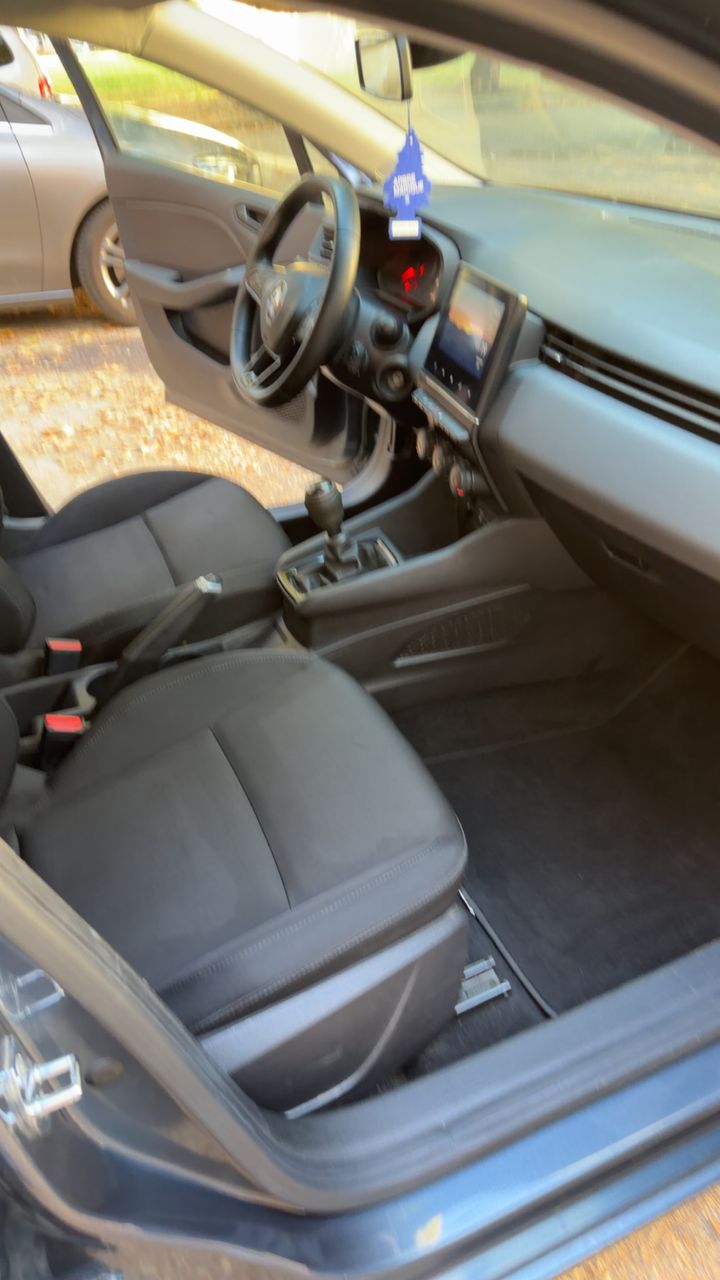 Le même habitacle après nettoyage : tableau de bord et moquette propres