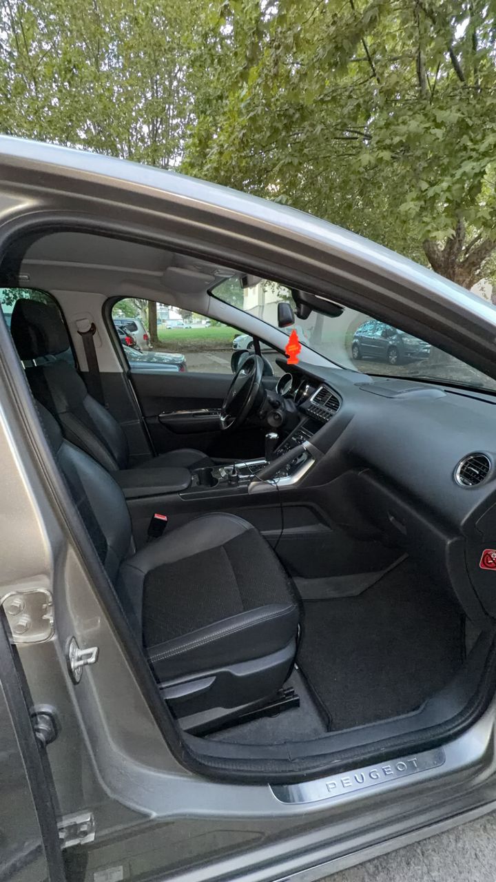 Intérieur de voiture après nettoyage : sièges, console et tapis propres